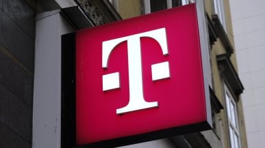 Klienci T-Mobile na celowniku oszustów. W tle fałszywe nagrody