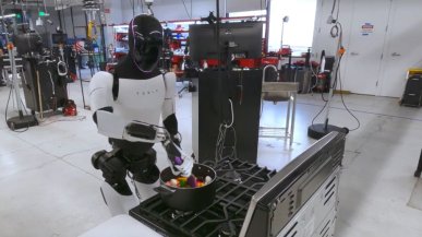 Tańczy, sprząta i gotuje, tylko jeszcze nie przytula. Robot Tesli sprawdzi się w domu?