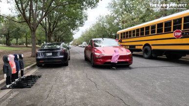 Tesla rozjeżdża dziecięce manekiny przy szkolnym autobusie. Będzie problem z Cybercab
