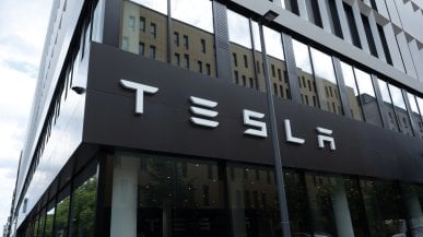 Tesla na rozdrożu: spada sprzedaż, rosną nadzieje na autonomię