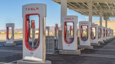 Tesla stawia pierwszą ładowarkę Supercharger V4 z panelami słonecznymi i Megapackiem