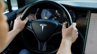 Tesla w końcu wypuszcza pełną autonomiczną wersję beta dla wszystkich klientów w USA