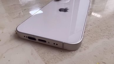 To działa! iPhone 12 mini z dwoma portami. Lightning oraz USB-C tuż obok siebie