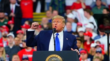 Trump się nie zatrzymuje. Planuje nałożyć 25% cła na import samochodów i półprzewodników