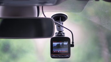Uwaga kierowcy używający kamerek samochodowych. Można dostać surową karę