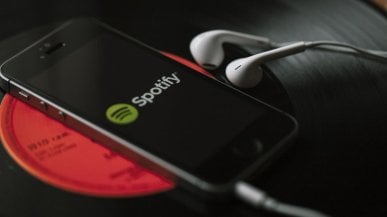 Płacą za Spotify Premium, a i tak dostają reklamy. Firma się tłumaczy