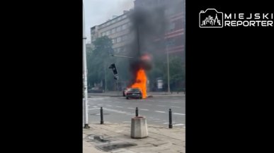 Warszawa: Kosztujący milion PLN elektryk płonie na skrzyżowaniu