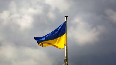 Wojna na Ukrainie wstrzymała połowę światowych dostaw neonu. Niedobory chipów się powiększą