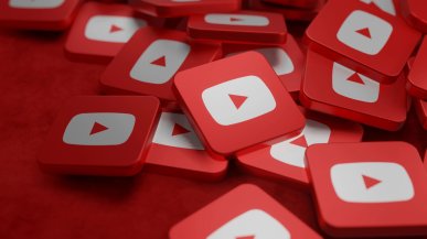 YouTube zaczyna usuwać kanały oparte na treściach AI. Platforma zaostrza walkę