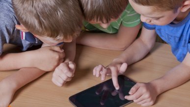 Platformy ignorują australijski zakaz social mediów dla nieletnich. Prawo nie działa