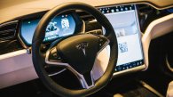 Byli pracownicy Tesli podważają słowa Muska. System autonomicznej jazdy popełnia poważne błędy