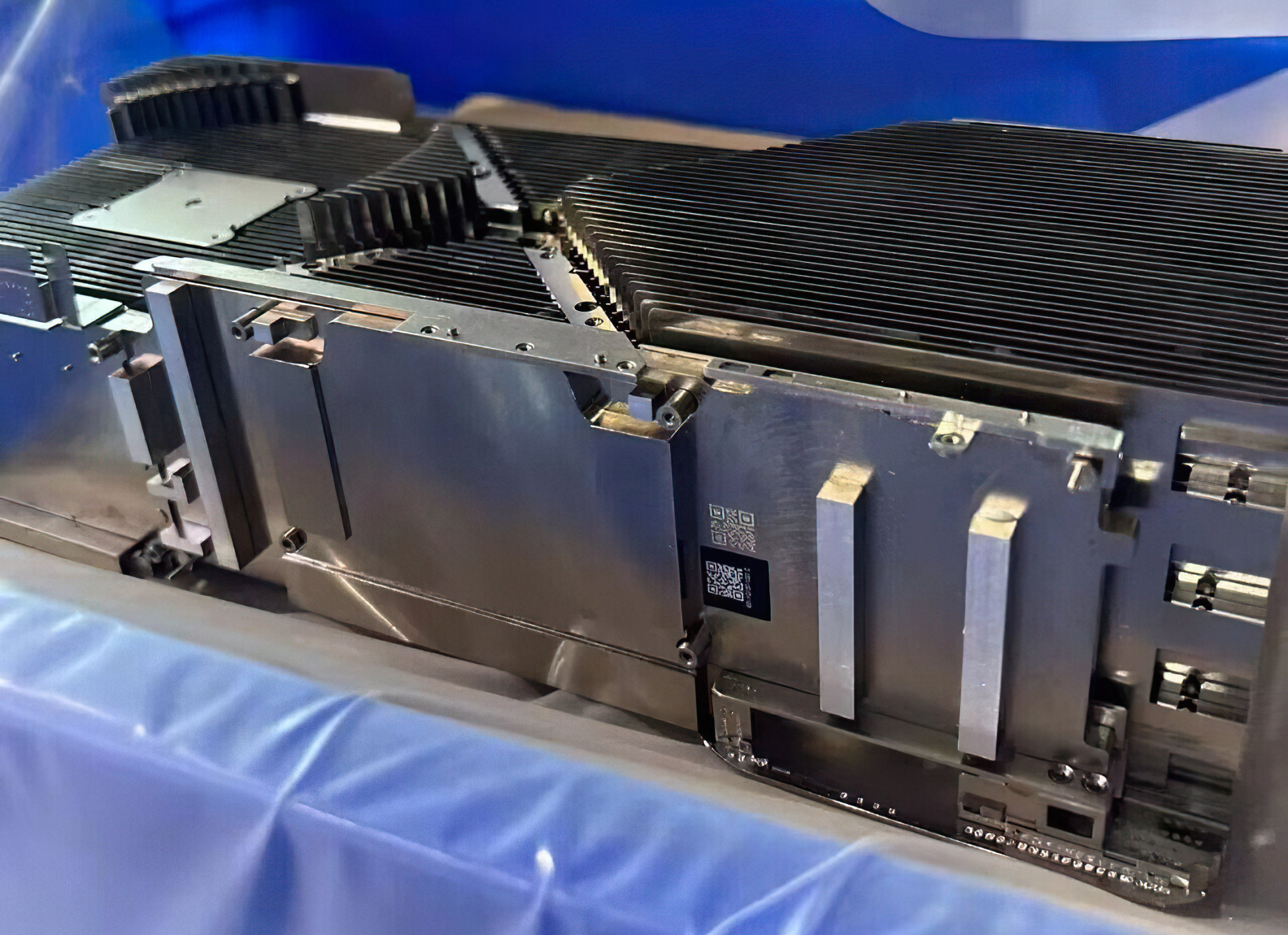 Wyciekły zdjęcia ogromnego 4-slotwego coolera dla karty NVIDII o mocy 900 W. Czyżby TITAN?