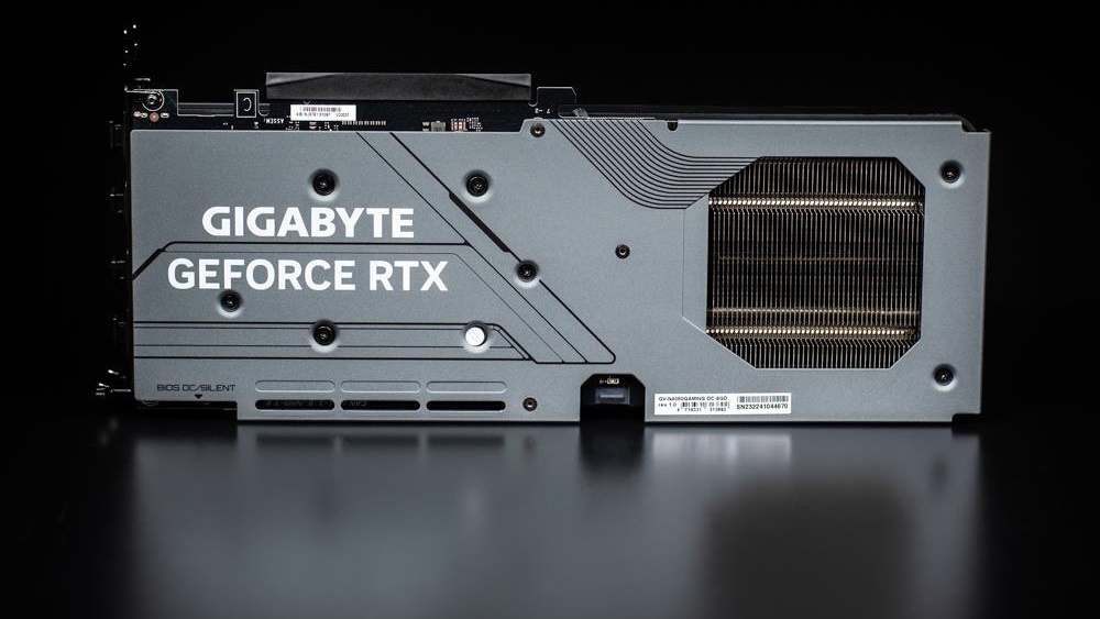 GIGABYTE GeForce RTX 4060 Ti GAMING OC 16G - góra, backplate