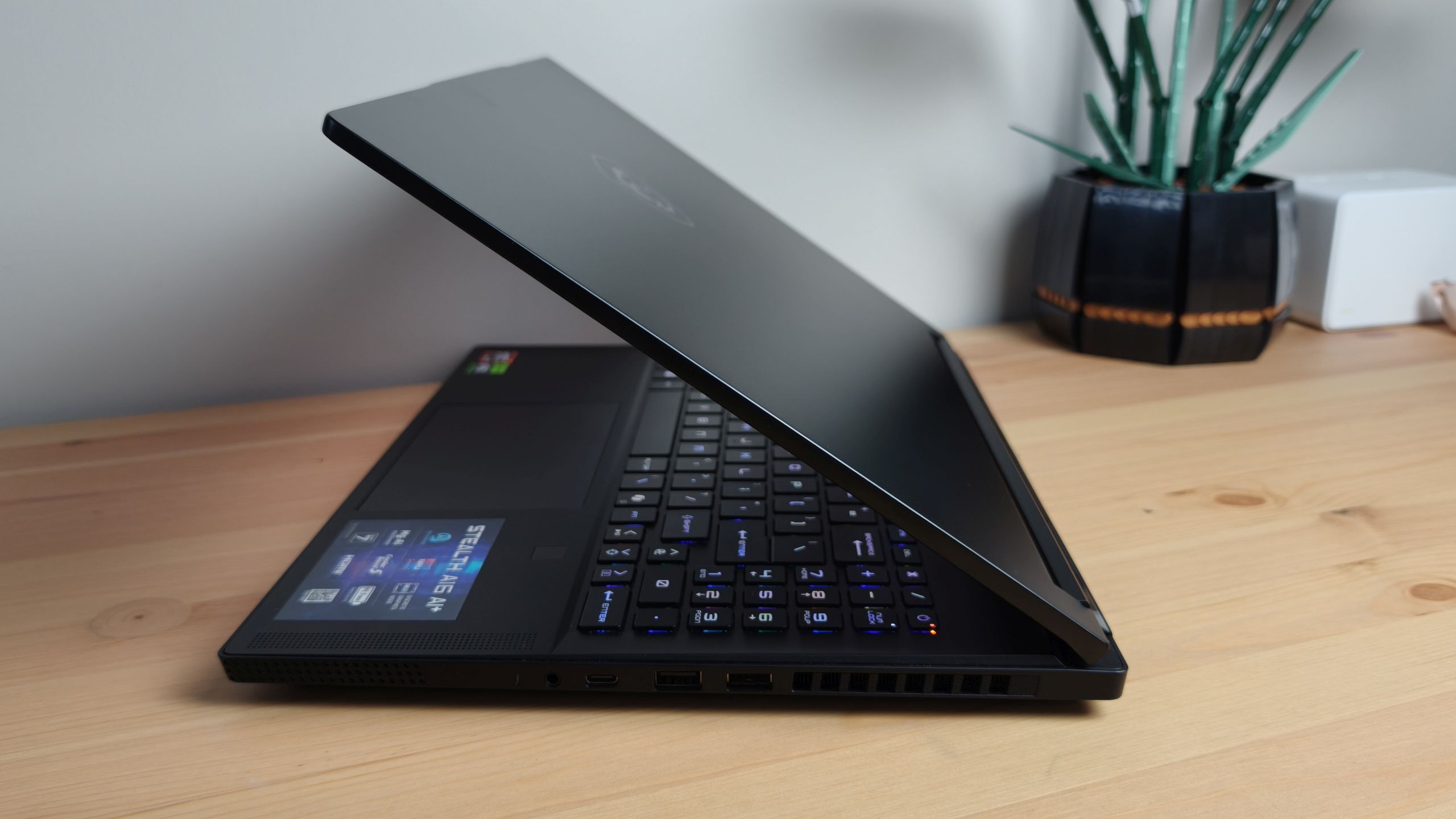 MSI Stealth A16 AI+