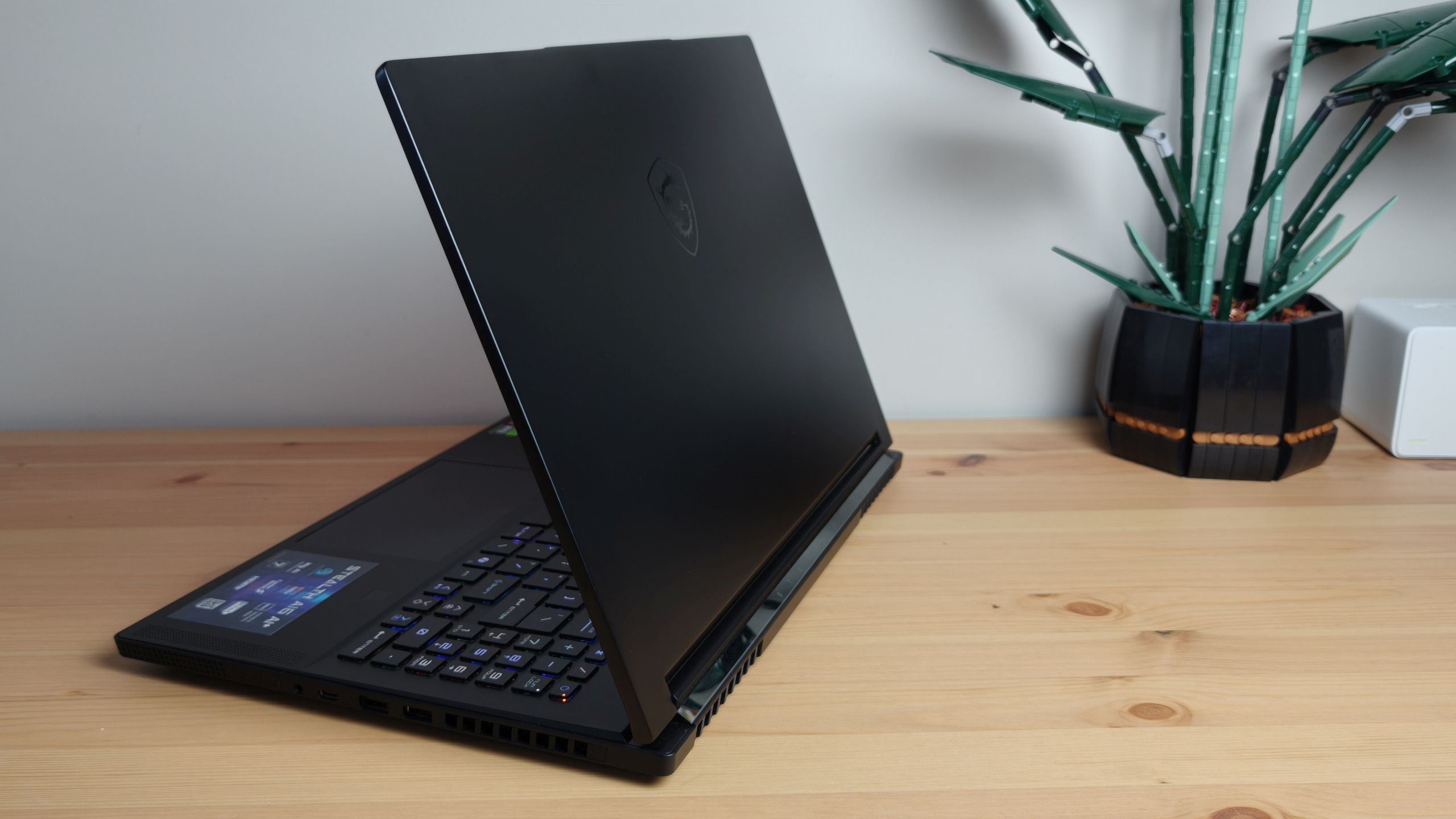MSI Stealth A16 AI+