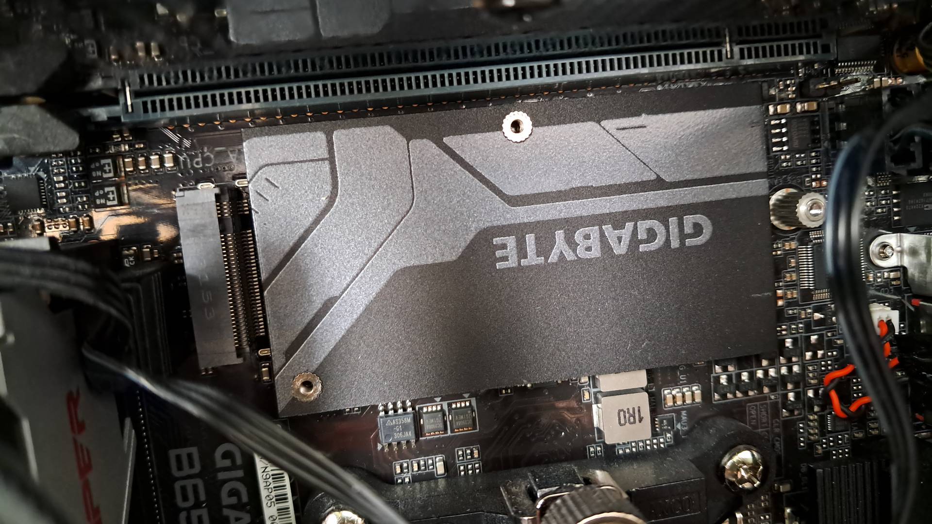 Slot M.2 nad radiatorem chipsetu