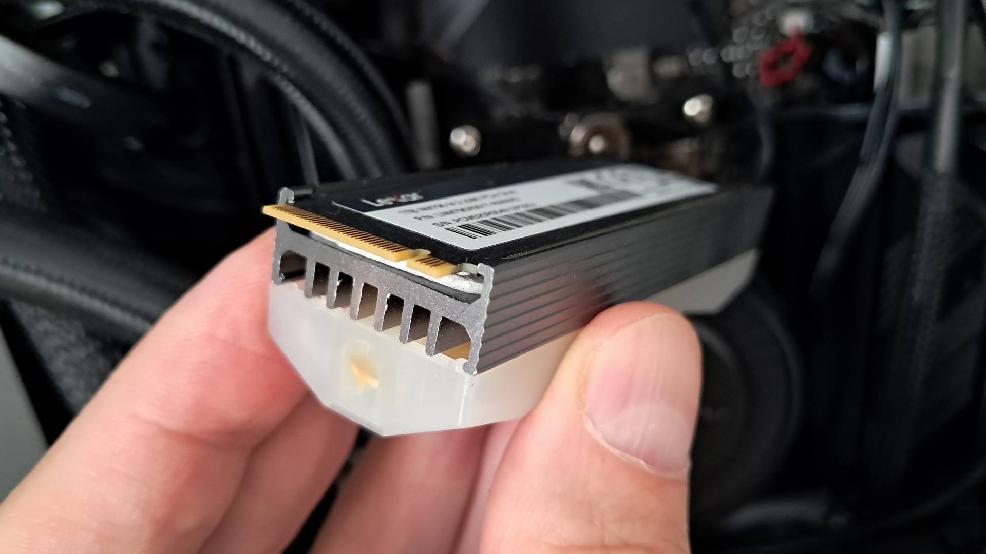 Tani radiator RGB na SSD M.2