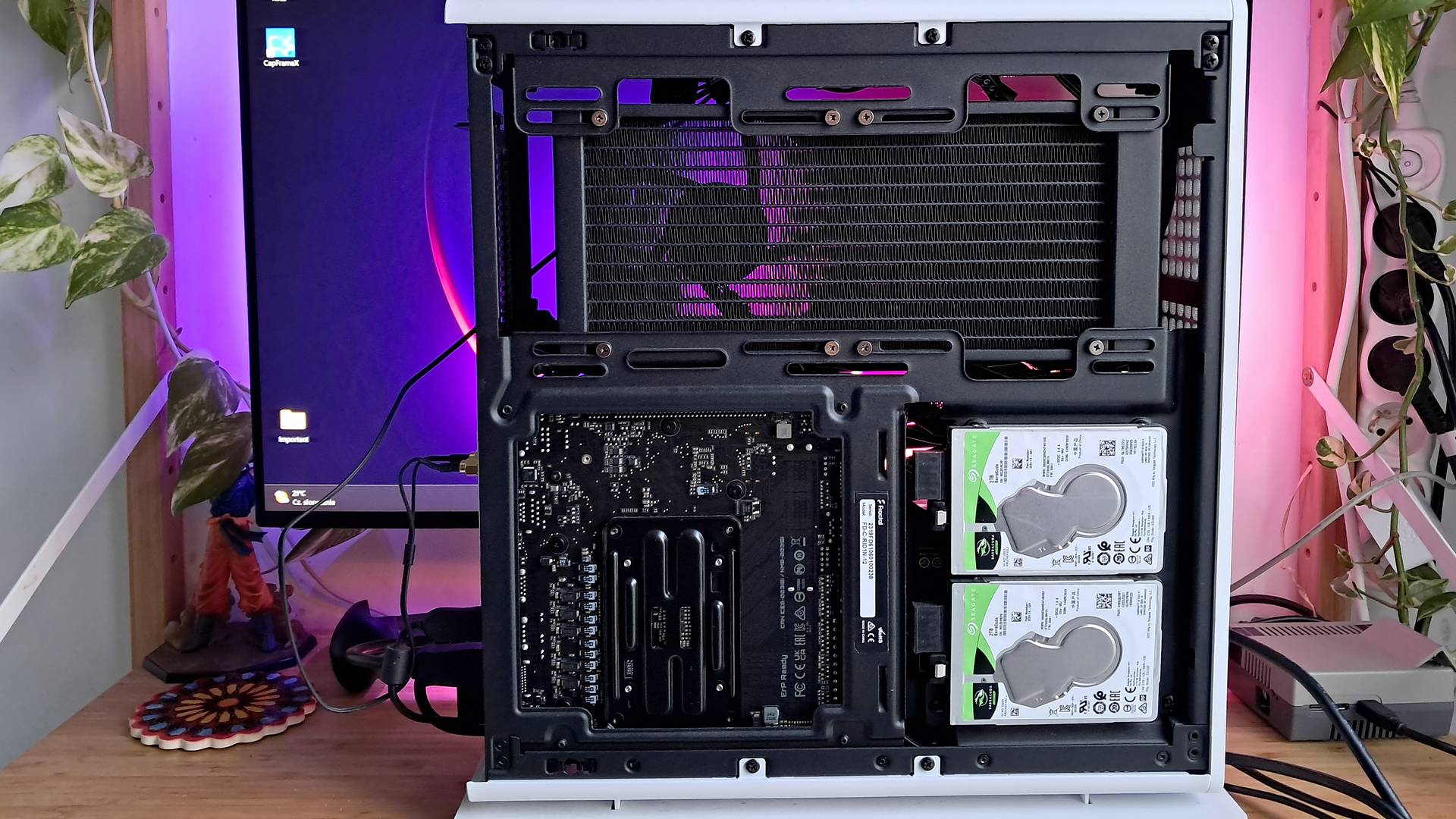 Wnętrze komputera mini ITX od tyłu