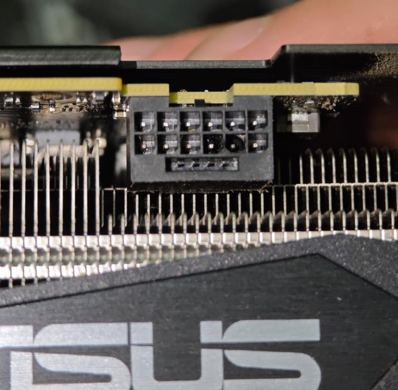 Roztopione złącze RTX 3060 Ti 