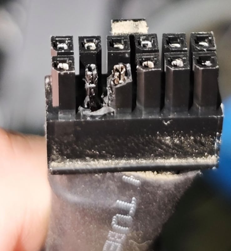 Roztopione złącze RTX 3060 Ti 