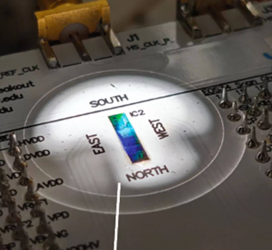 Pierwszy na świecie chip łączący elementy elektroniczne, fotonowe i kwantowe na jednej strukturze