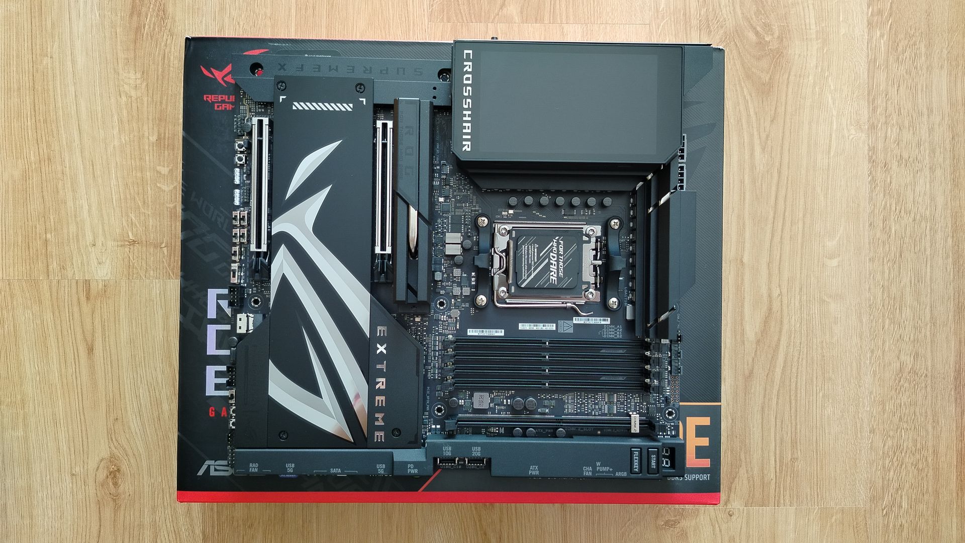 Test ASUS ROG CROSSHAIR X870E EXTREME. Płyta główna z wyświetlaczem LCD
