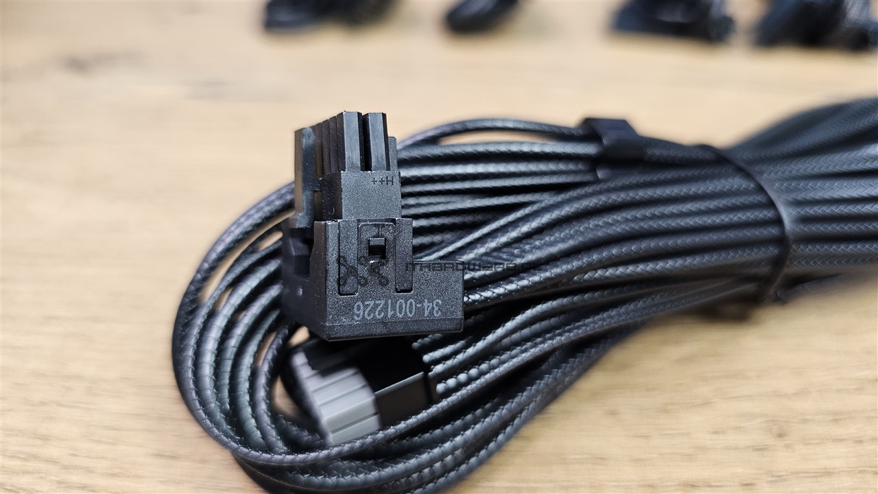 Corsair RM1000x Shift 2025 cables
