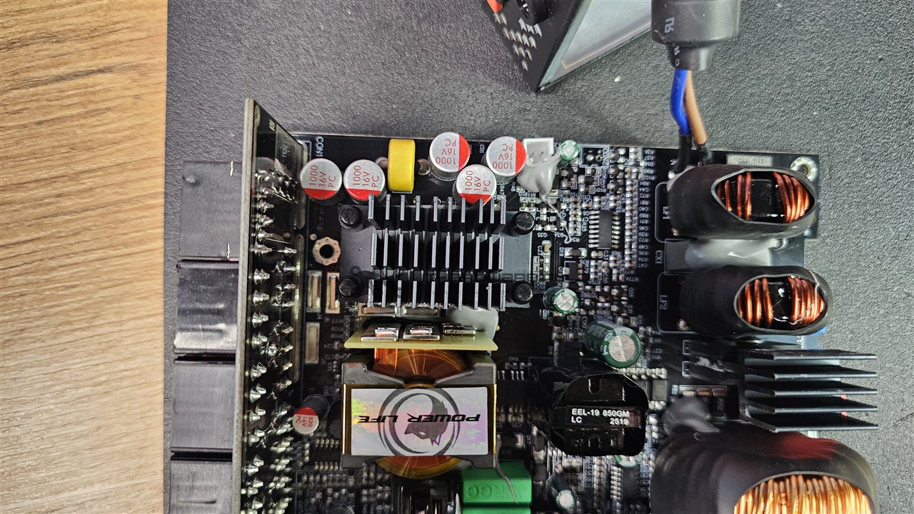 SMX Okame G3 1200 W – strona wtórna