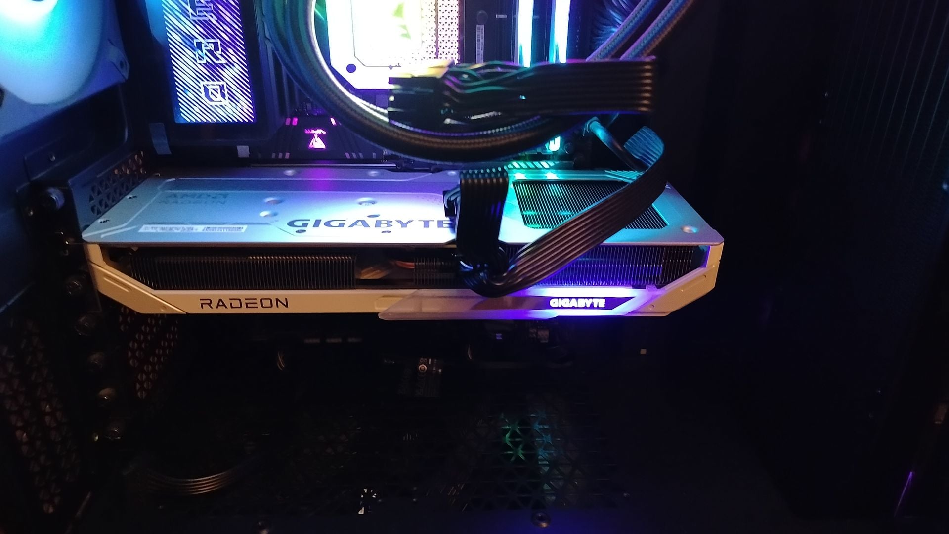 Test GIGABYTE Radeon RX 9060 XT 16 GB GAMING OC ICE. Elegancka biała karta w dobrej cenie