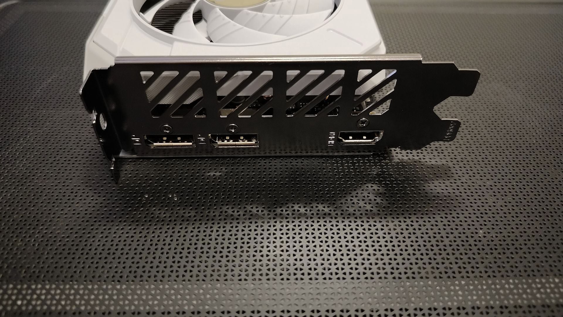 Test GIGABYTE Radeon RX 9060 XT 16 GB GAMING OC ICE. Elegancka biała karta w dobrej cenie