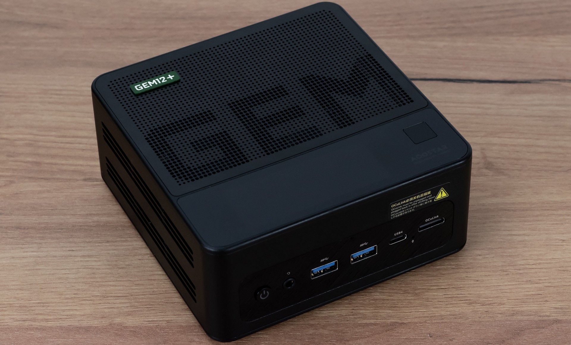 Test AOOSTAR GEM12+ Pro. Mini PC o sporej wydajności i z wyświetlaczem