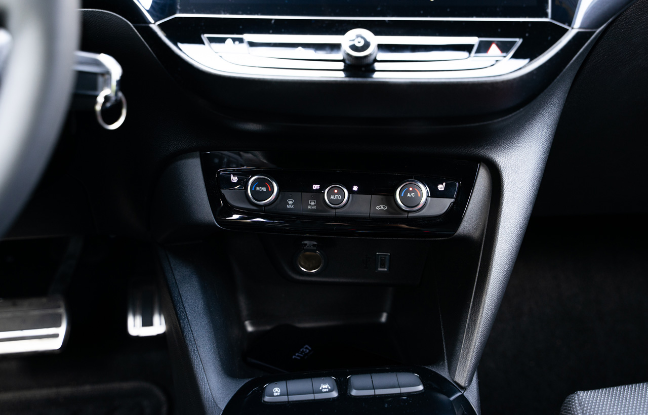 Opel Corsa - zestaw wyjść USB