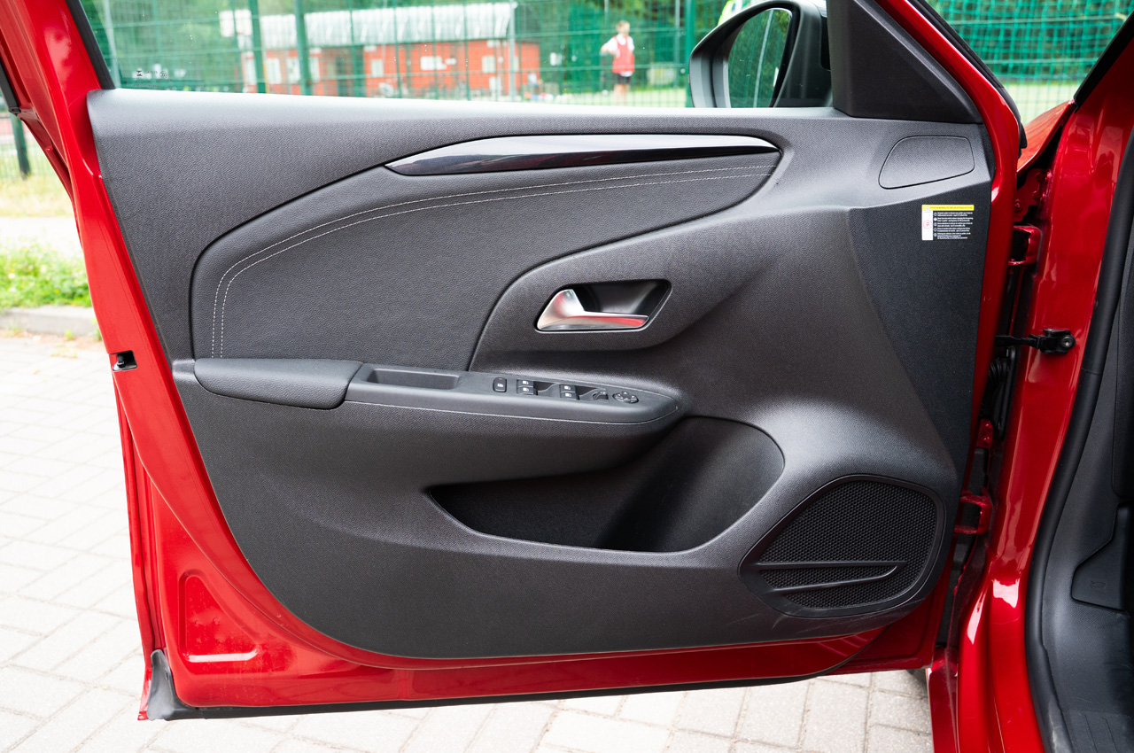 Drzwi kierowcy w Oplu Corsie