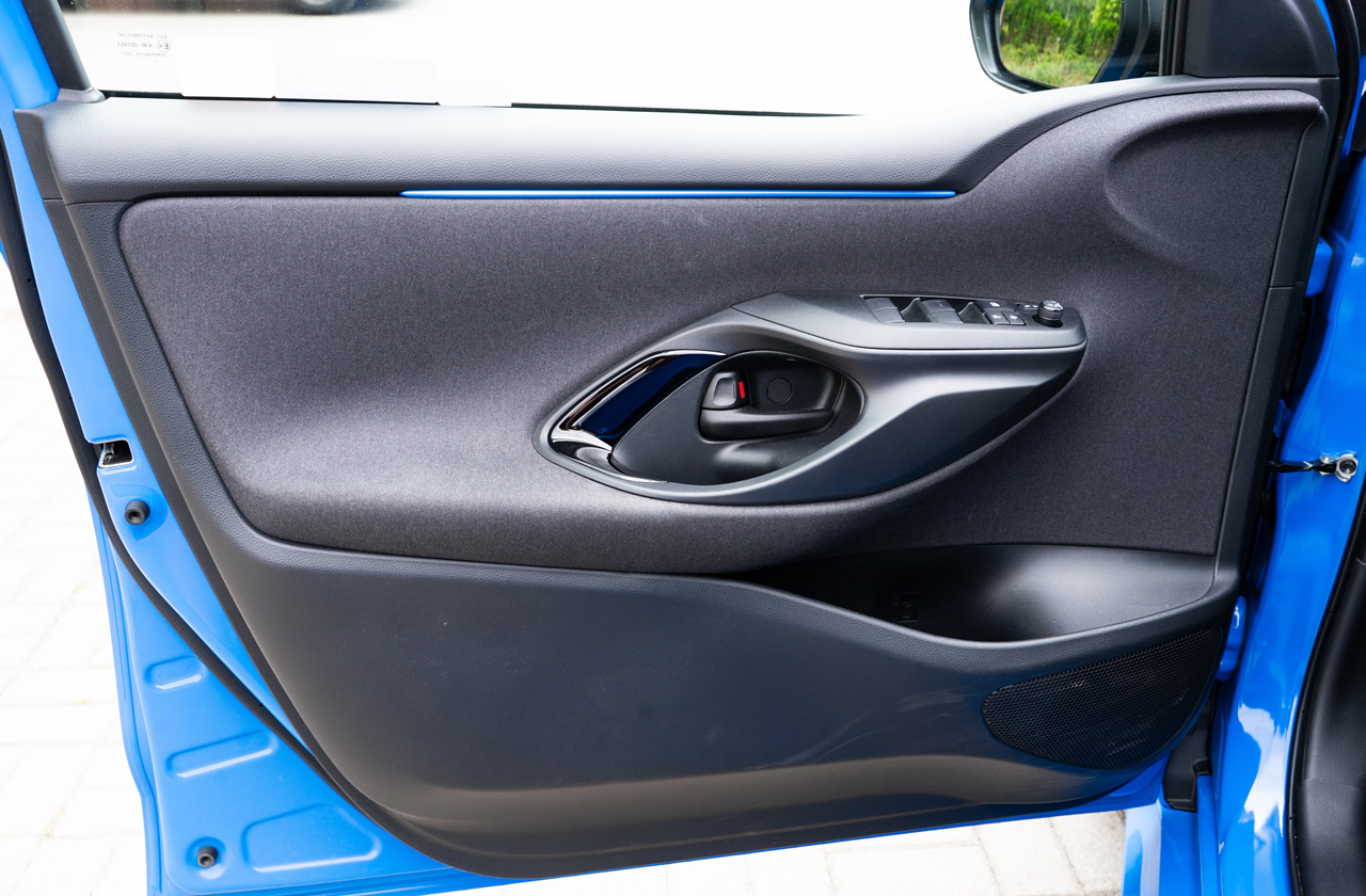 Przednie drzwi w Toyocie Yaris