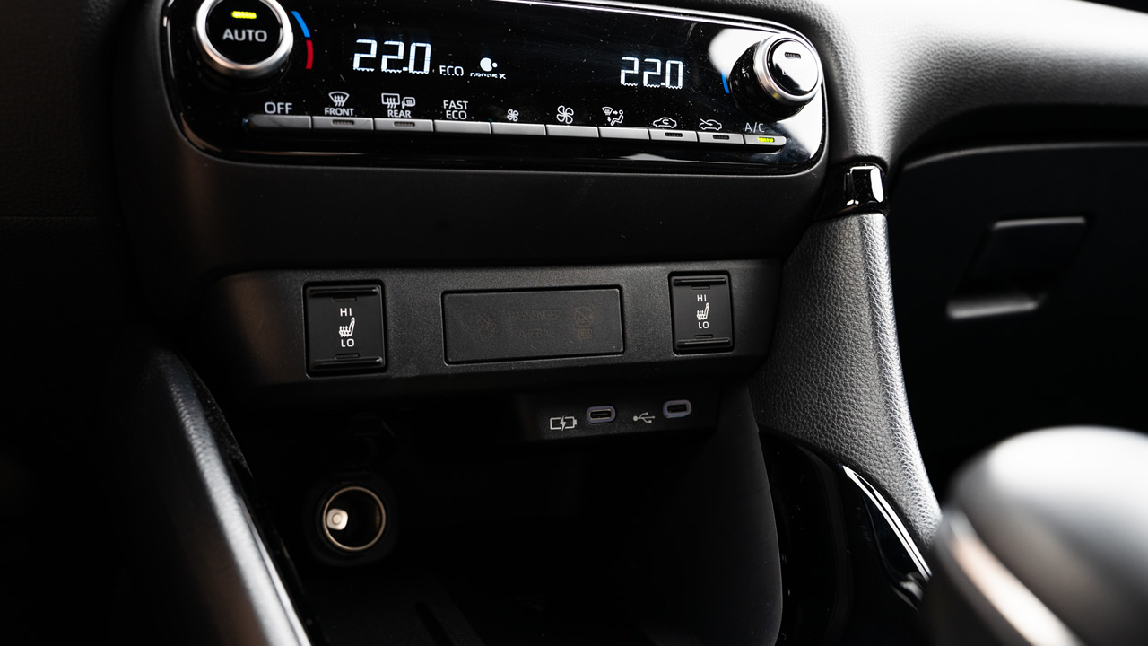 Toyota Yaris - zestaw wyjść USB