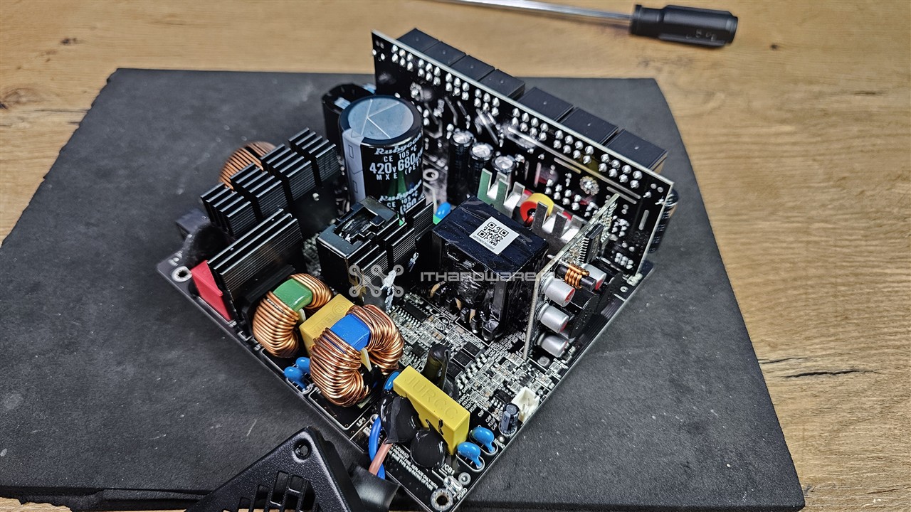 Modecom Volcano HEX 850 W Platinum