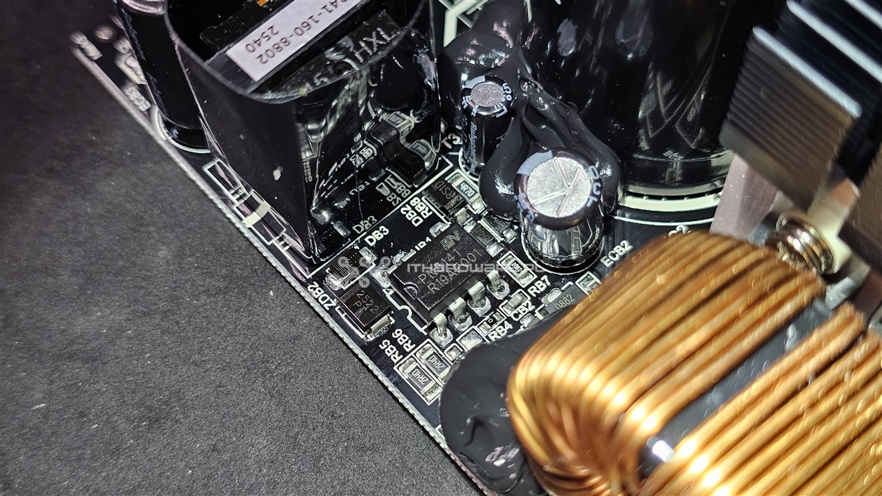 Modecom Volcano HEX 850 W Platinum