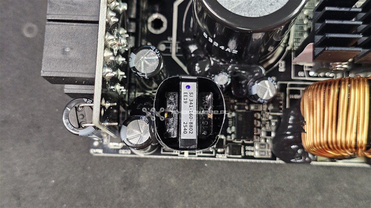 Modecom Volcano HEX 850 W Platinum