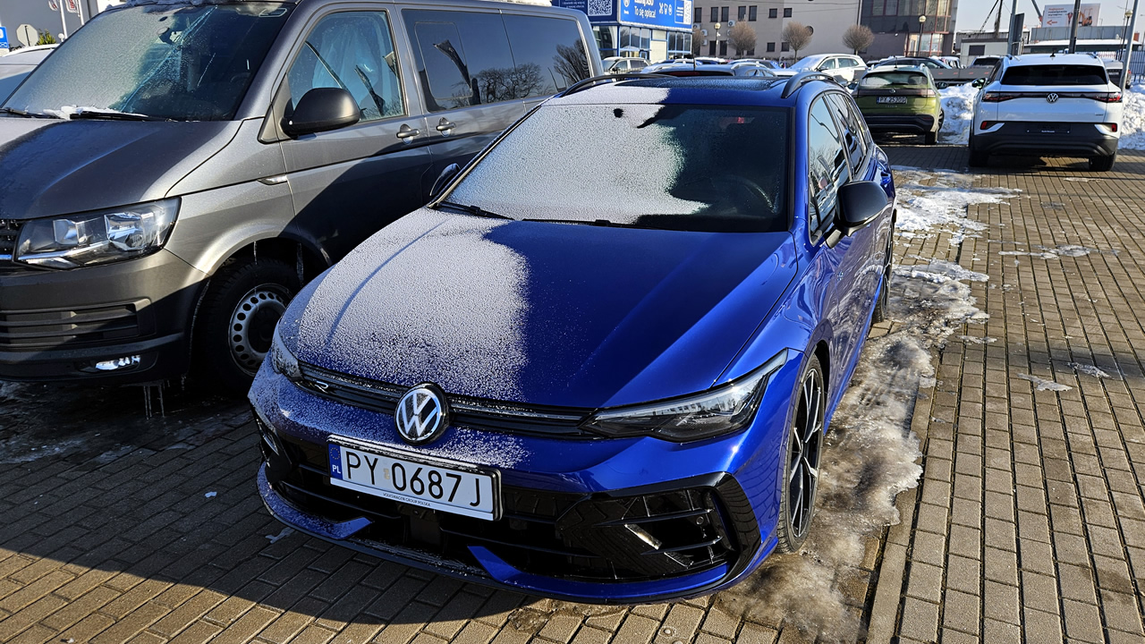 Volkswagen Golf 2.0 TSI zaparkowany na mrozie