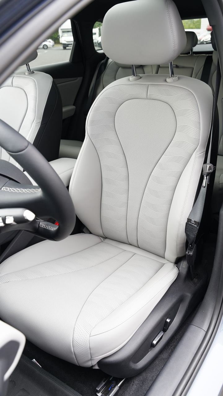 Fotel kierowcy w BYD Seal 6 DM-i: bez regulacji wyparcia lędźwi, bez możliwości podniesienia przedniej części siedziska