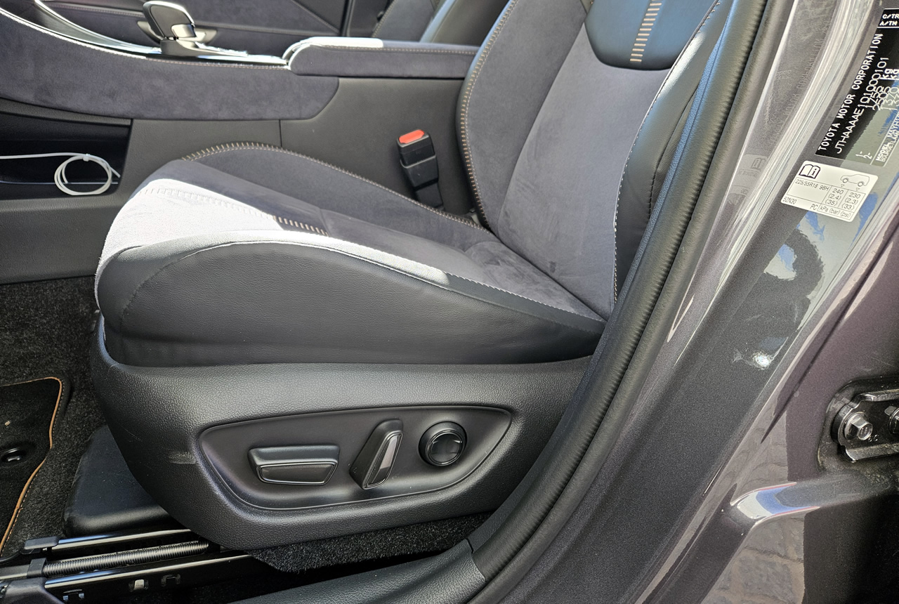 Lexus LBX: nie tylko wyparcie odcinka lędźwiowego, ale też możliwość podniesienia przedniej części siedziska