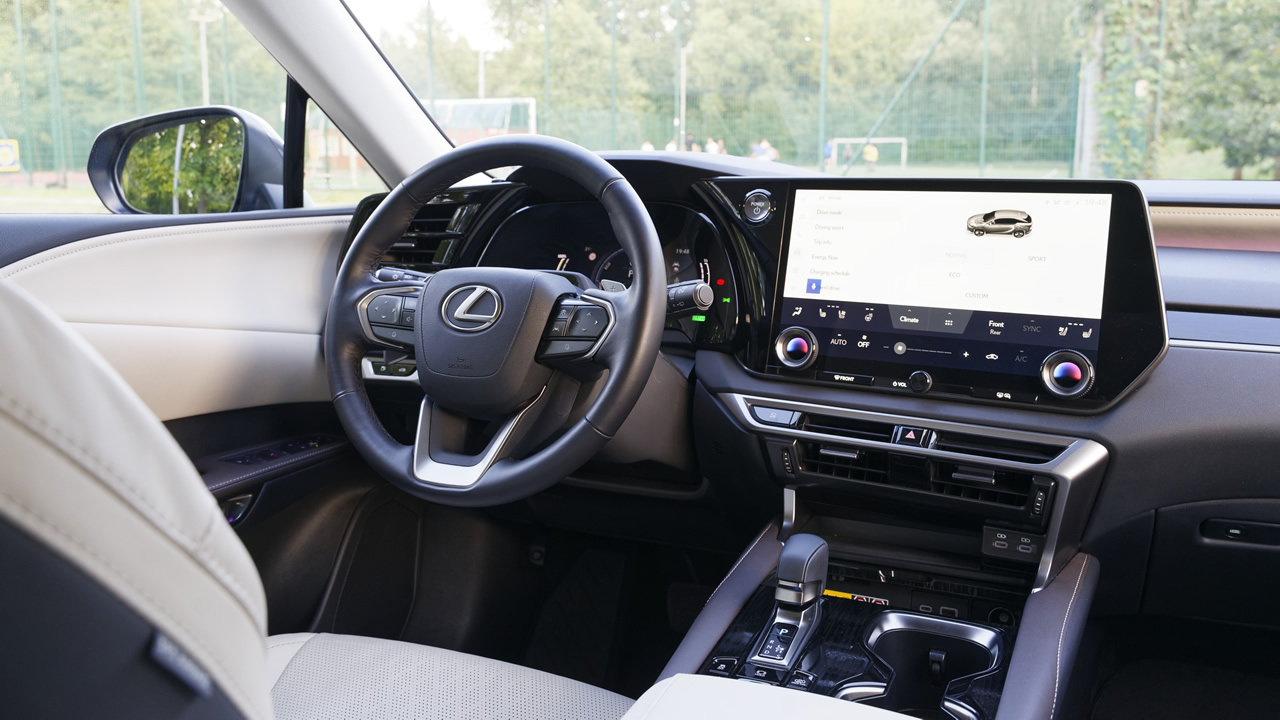 Pluszowe wręcz wykończenie wnętrza Lexusa RX