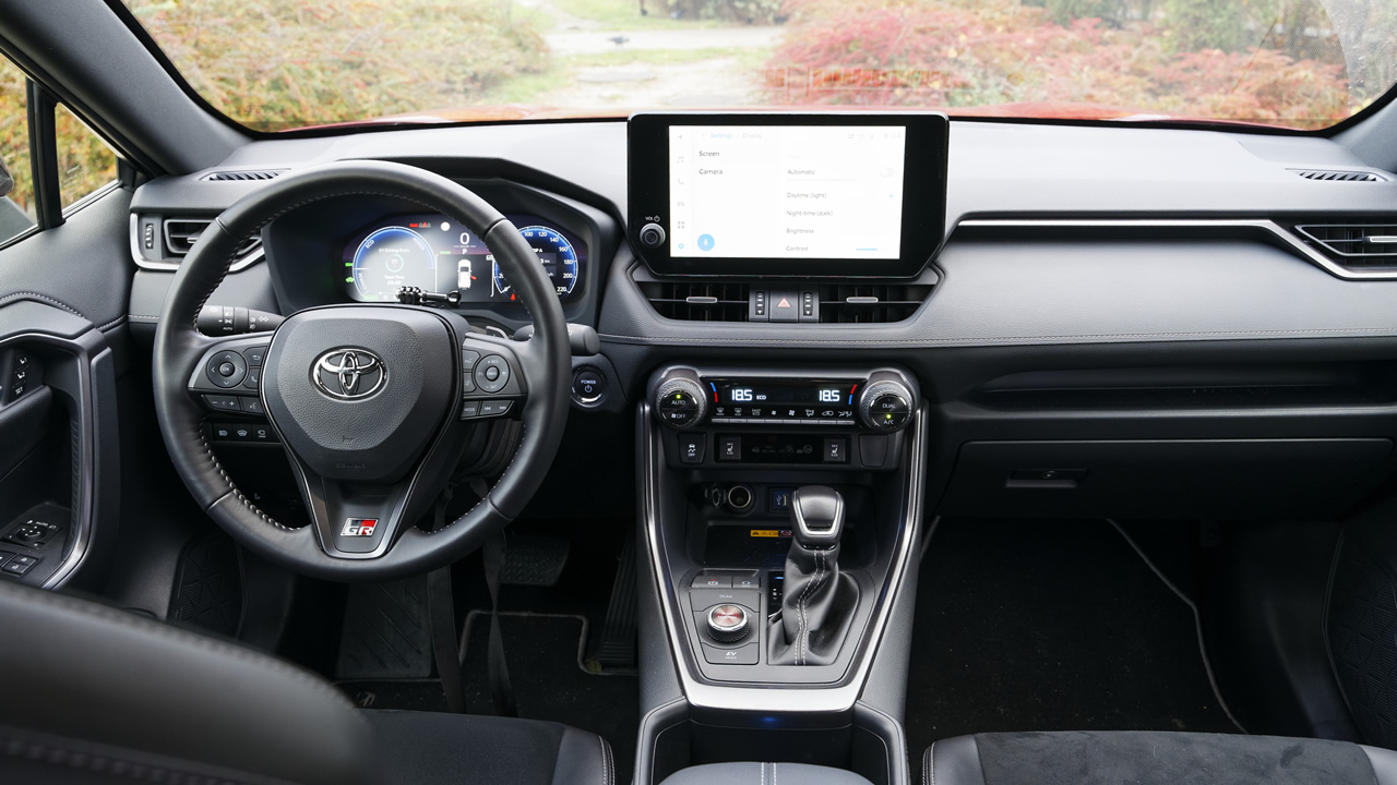 Kokpit Toyoty RAV4 - już na pierwszy rzut oka widać, że materiałów premium to tutaj za wiele nie ma