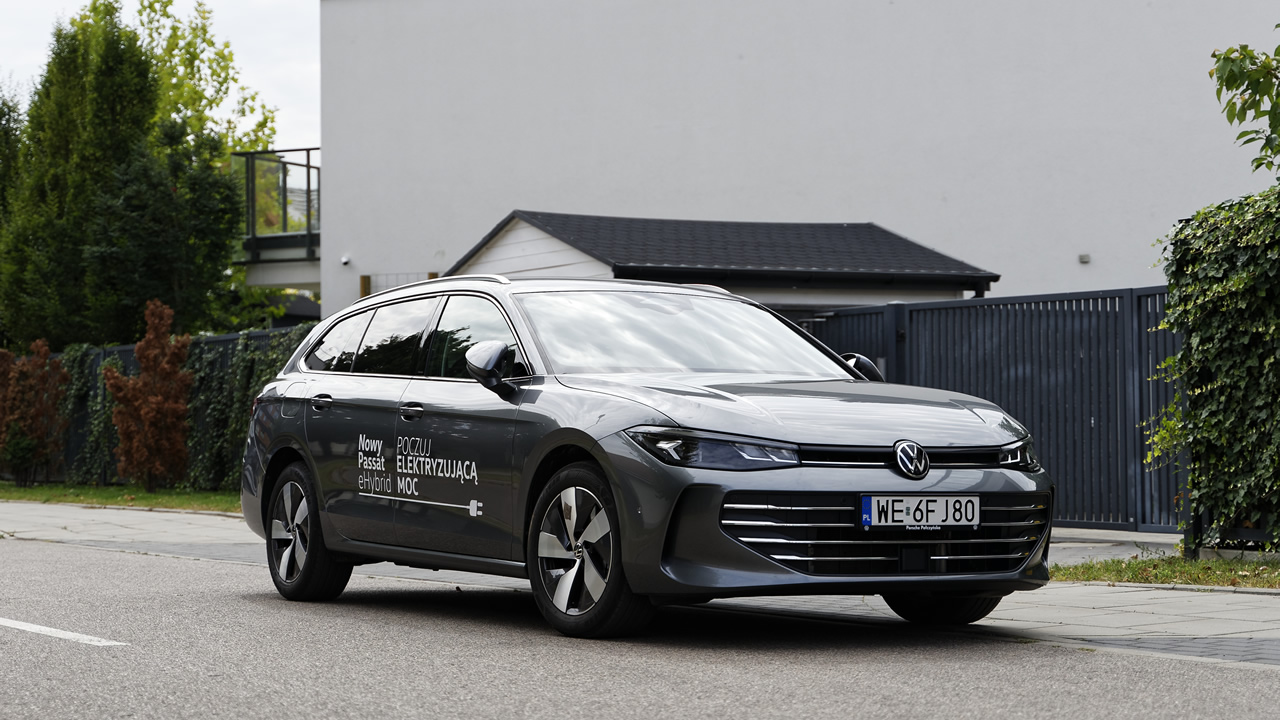 Volkswagen Passat w dosyć podstawowej wersji wyposażenia (przynajmniej na zewnątrz)