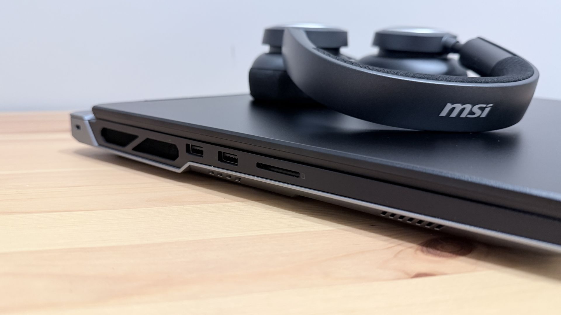 MSI Titan 18 HX AI A2XW 