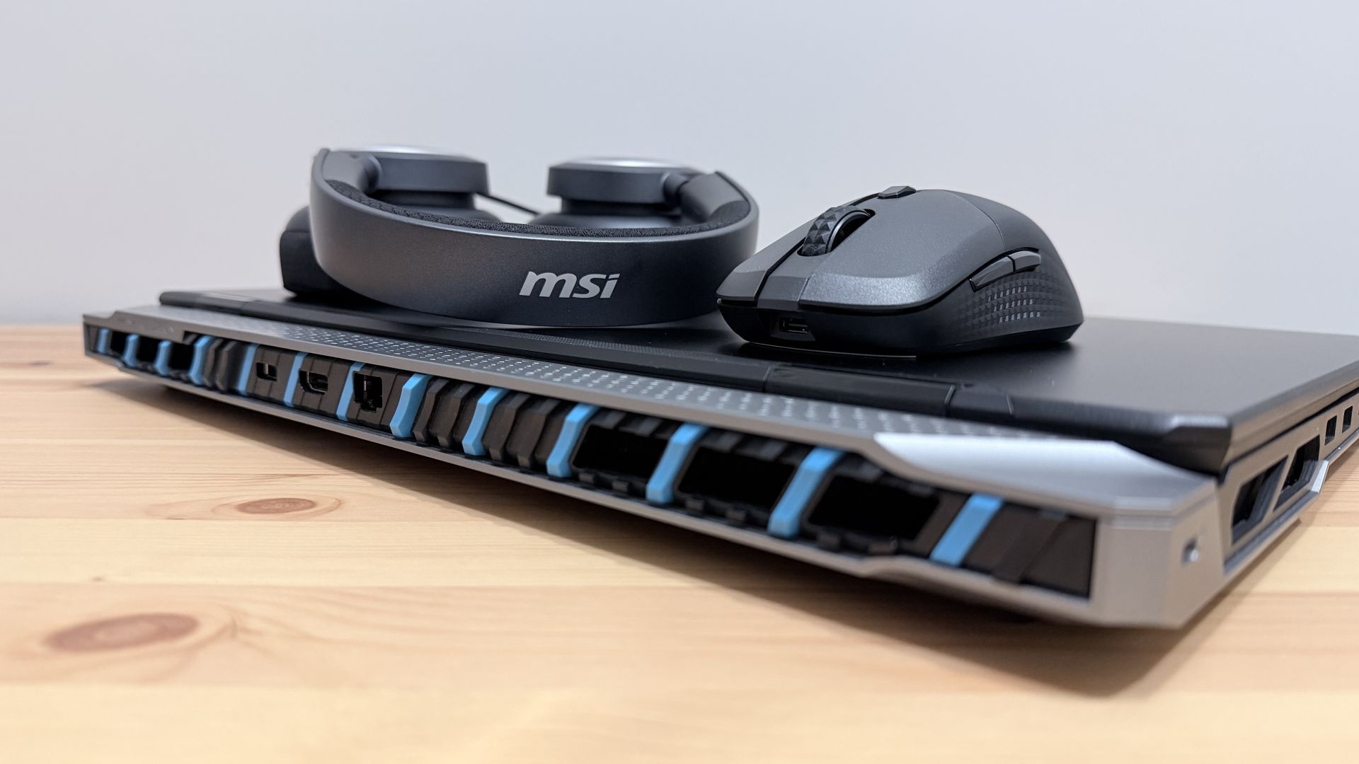 MSI Titan 18 HX AI A2XW 