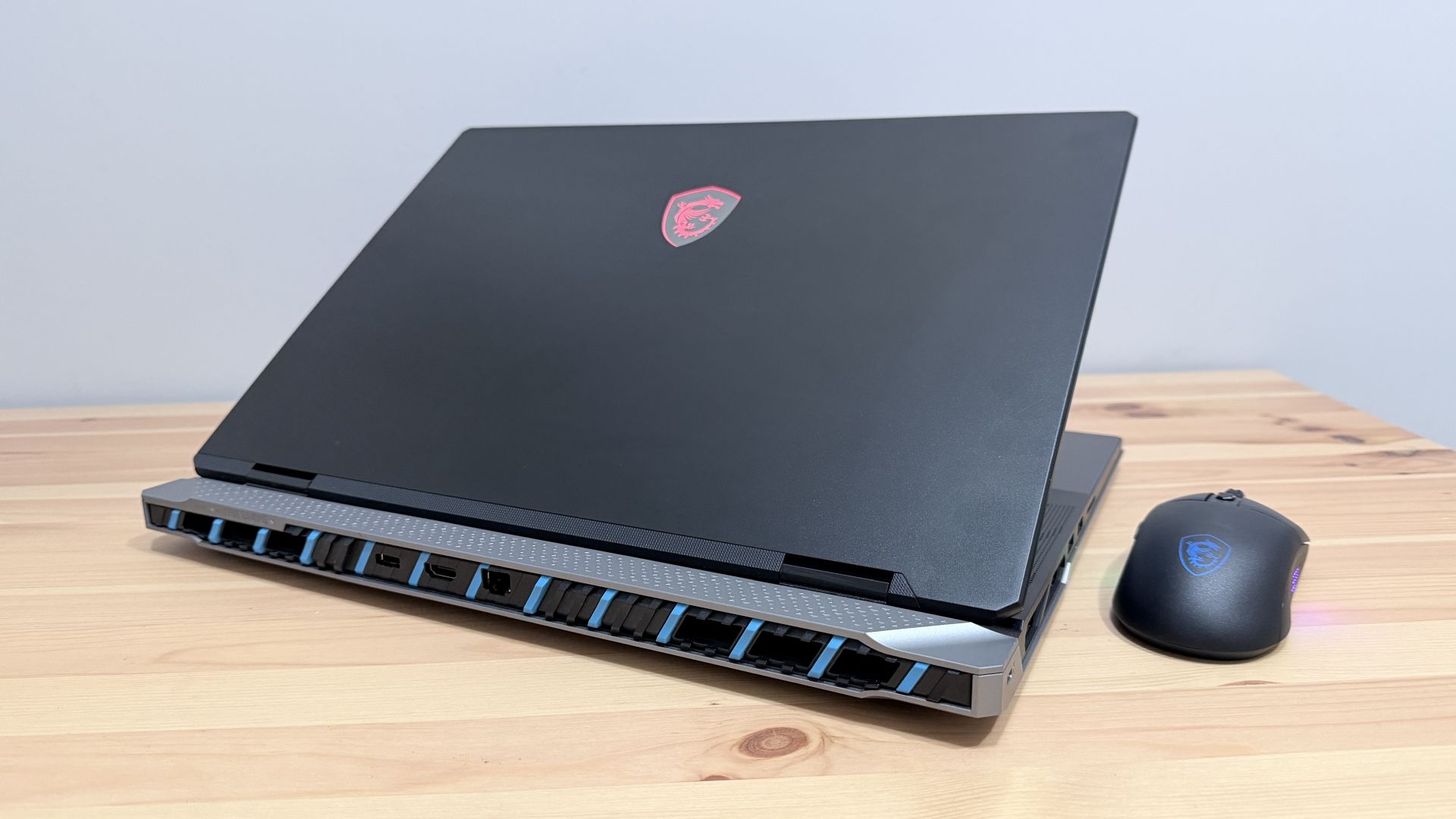 MSI Titan 18 HX AI A2XW 