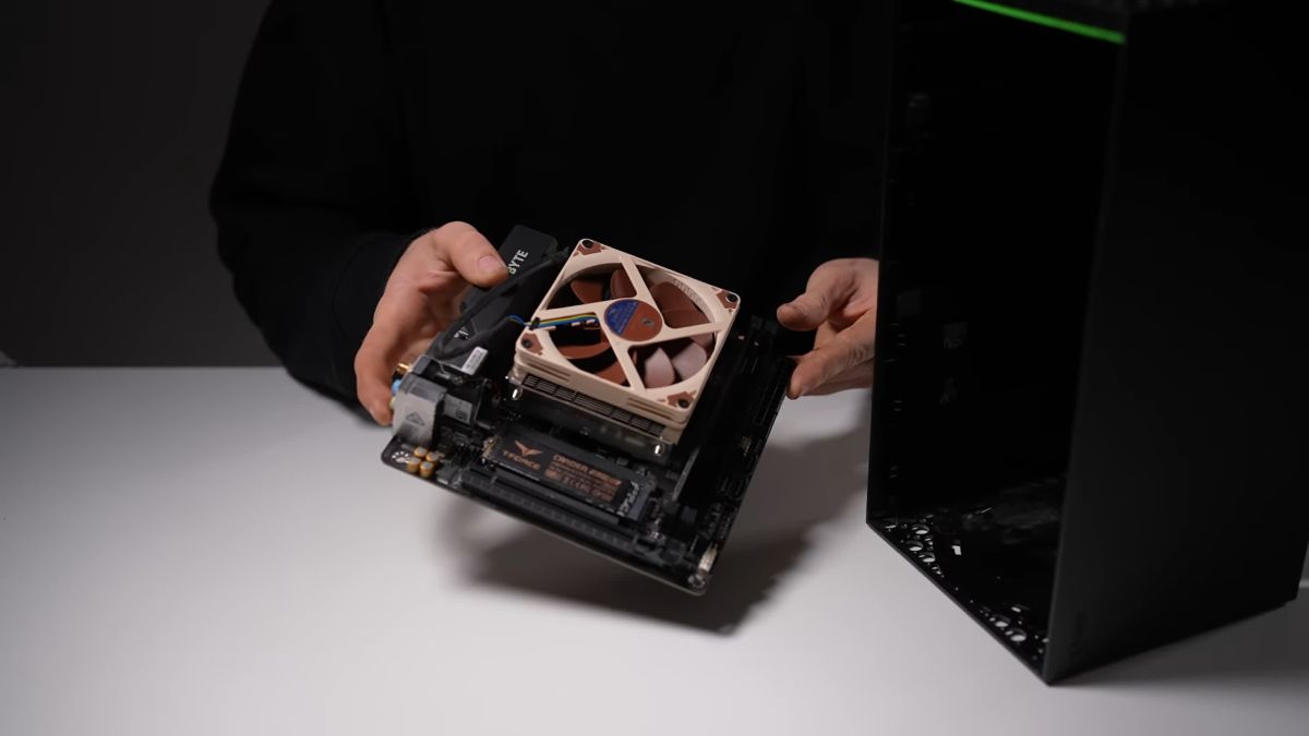 Xbox Series X zamieniony w gamingowego peceta. W środku Core i7 i GeForce RTX 5060