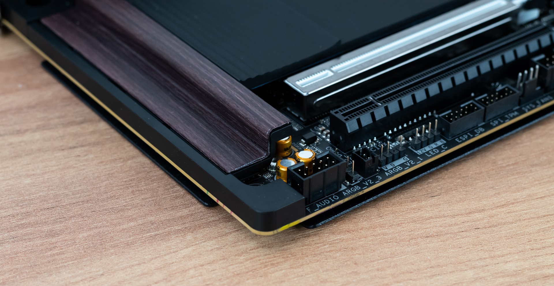 Test GIGABYTE X870E AERO X3D DARK WOOD. Drewniana płyta o dużych możliwościach