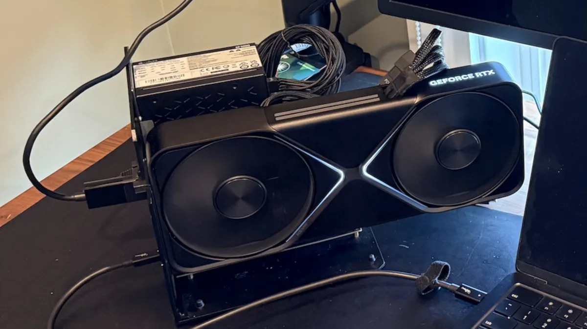 MacBook + RTX 5090